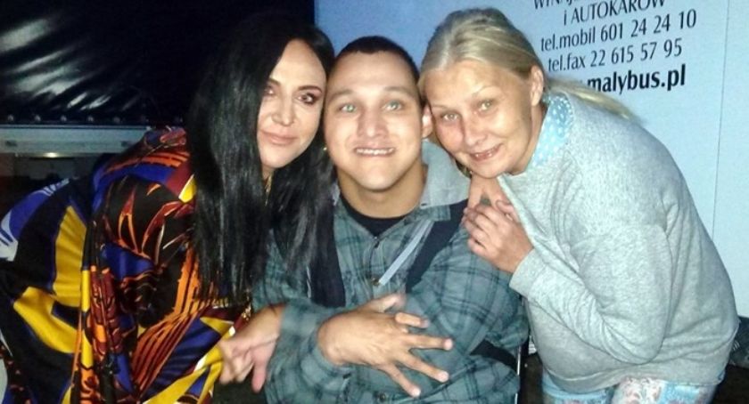 Kayah w lokalnym radiu