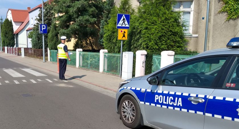 Policjanci sprawdzają i kontrolują okolice szkół i przedszkoli