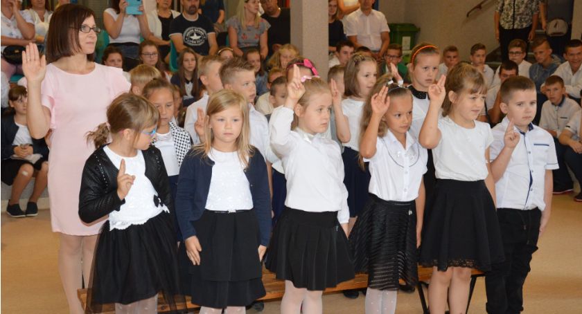 Rozpoczęcie roku szkolnego i pasowanie na ucznia w PSP Zakrzewo