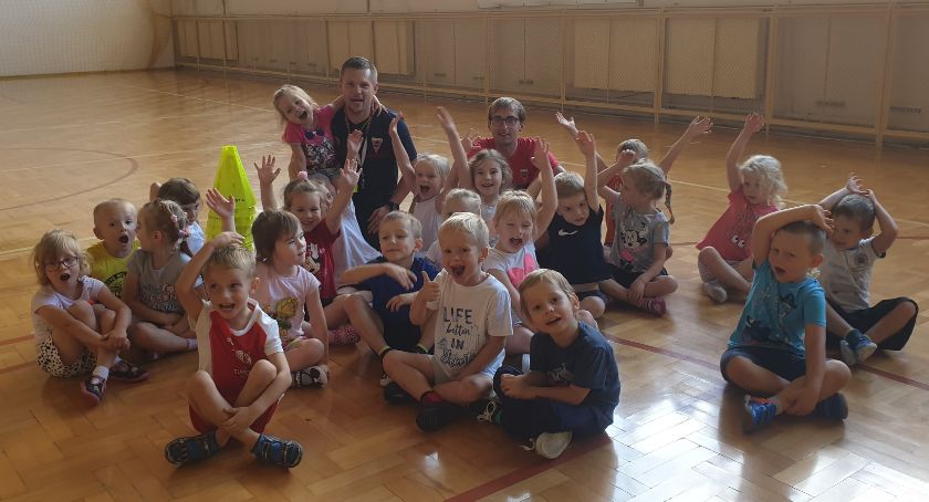 Przedszkolaki na zajęciach sportowych