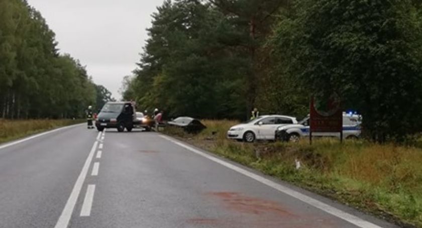 Pościg zakończony dachowaniem policyjnego samochodu
