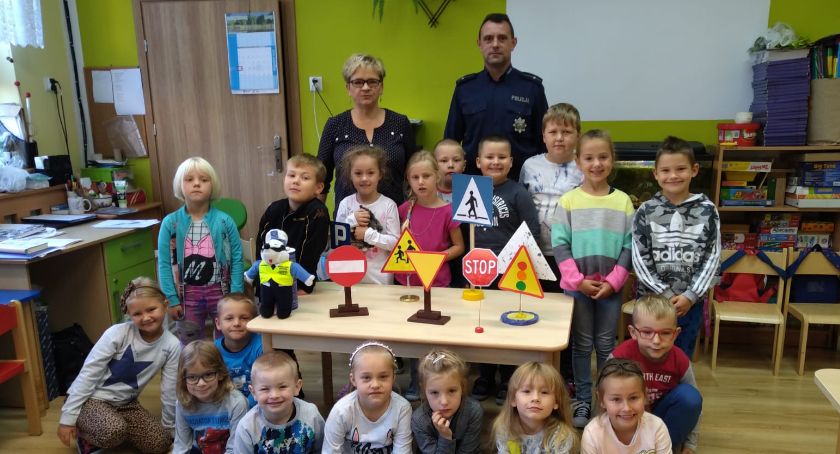 Dzielnicowi uczą dzieci bezpiecznych zachowań na drodze