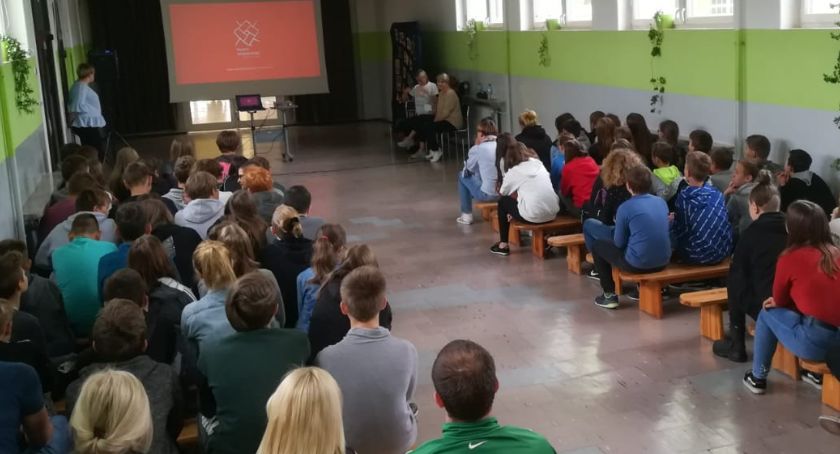Narkotyki i dopalacze zabijają. Spotkanie z uczniami SP3 w Złotowie