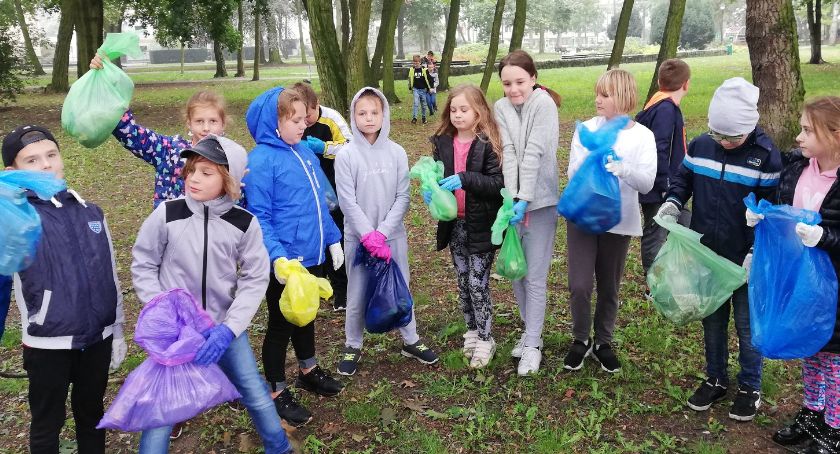 Uczniowie złotowskiej Jedynki sprzątali świat