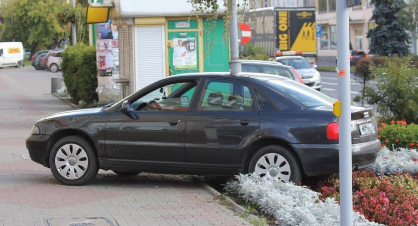 Zasłabł za kierownicą. Jechał bez uprawnień