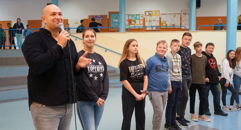 Warsztaty teatralne z aktorem Dawidem Kartaszewiczem w SP w Świętej