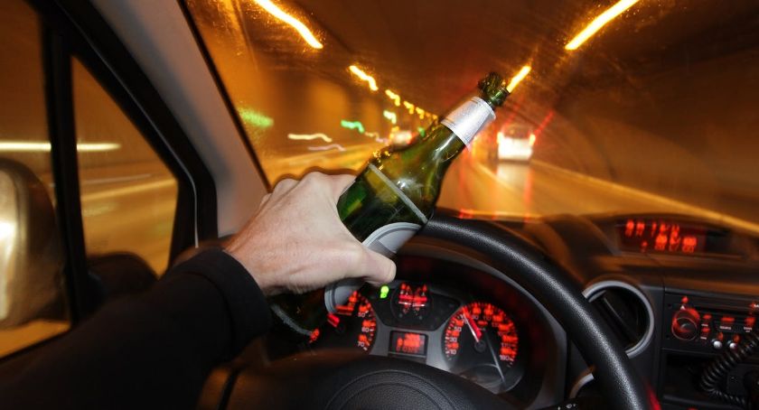 Wężykiem, zygzakiem, od krawężnika do krawężnika, środkiem drogi