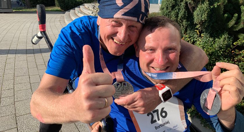 Bartek Kabattek i Zbigniew Wiśniewski pokonują poznański maraton 