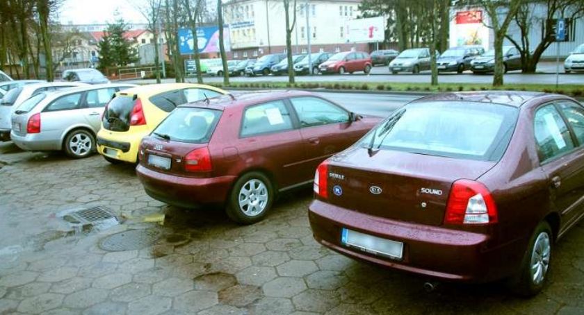Postawić parkomaty przy starostwie