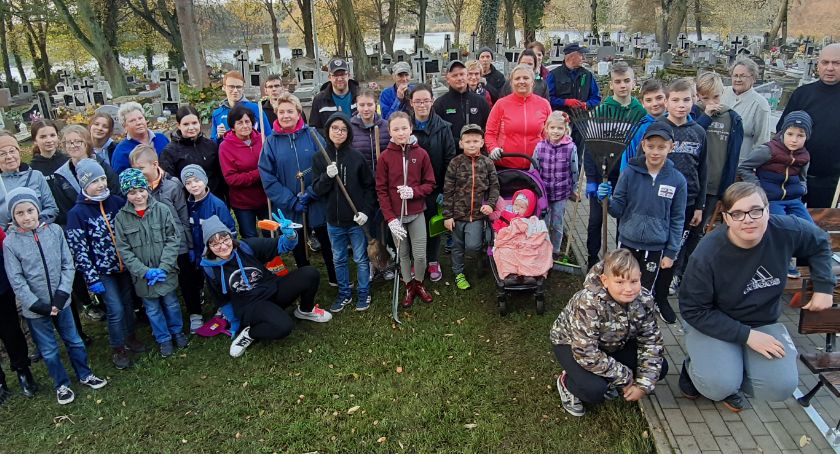 Sprzątali cmentarz parafii św. Rocha