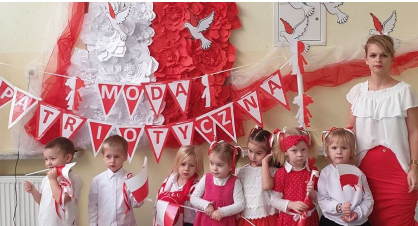 Pokaz mody patriotycznej w Przedszkolu w Świętej