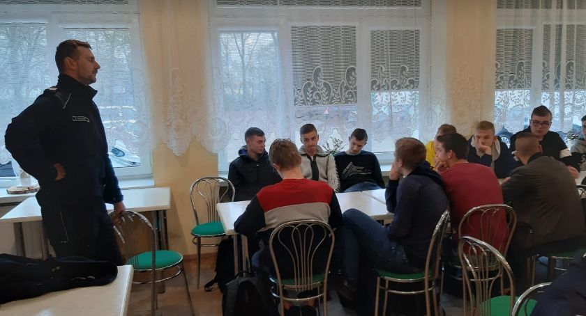 Mundurowi przestrzegają młodych ludzi