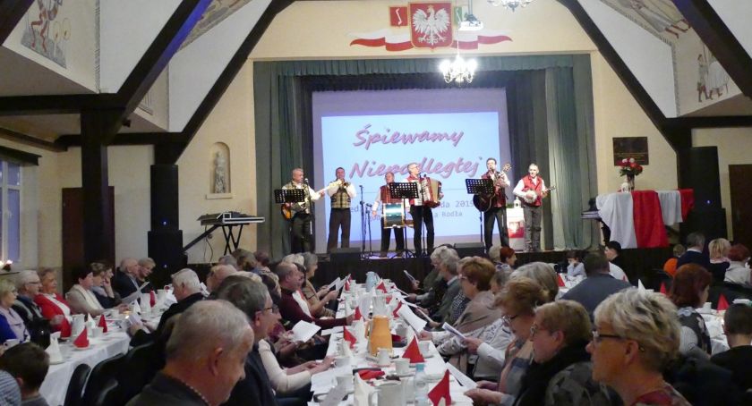 Wspólne śpiewanie w Zakrzewie