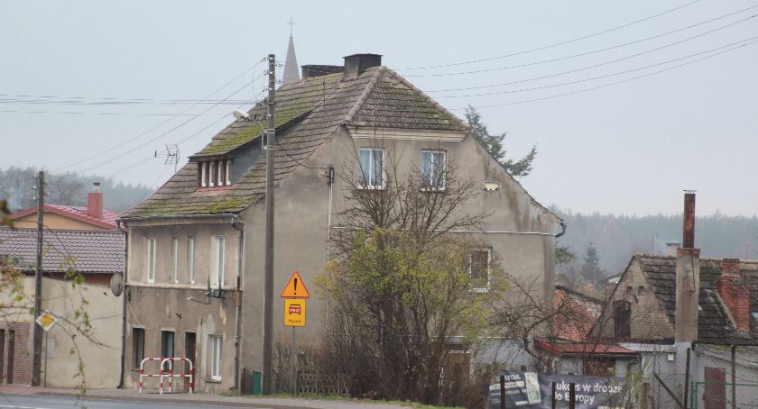 Wbił nóż w głowę