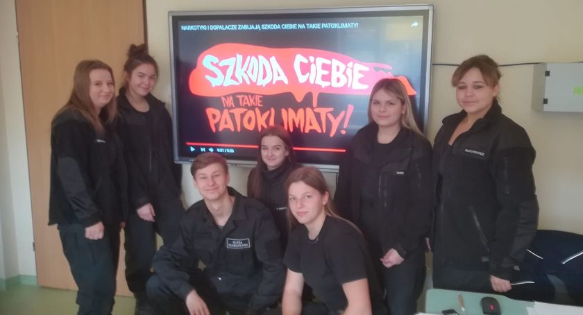Policjanci rozmawiali z uczniami o szkodliwości dopalaczy