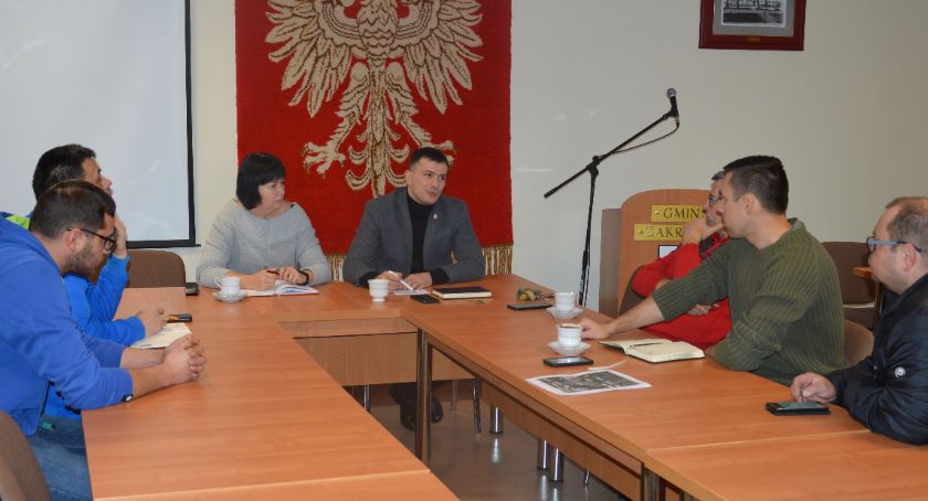 Ze służbami o organizacji