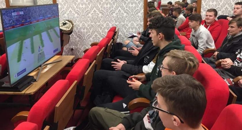 Grali w Fifę dla Szlachetnej Paczki