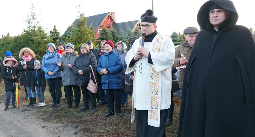 Poświęcenie krzyża upamiętniającego dawny cmentarz w Zalesiu[WIDEO]