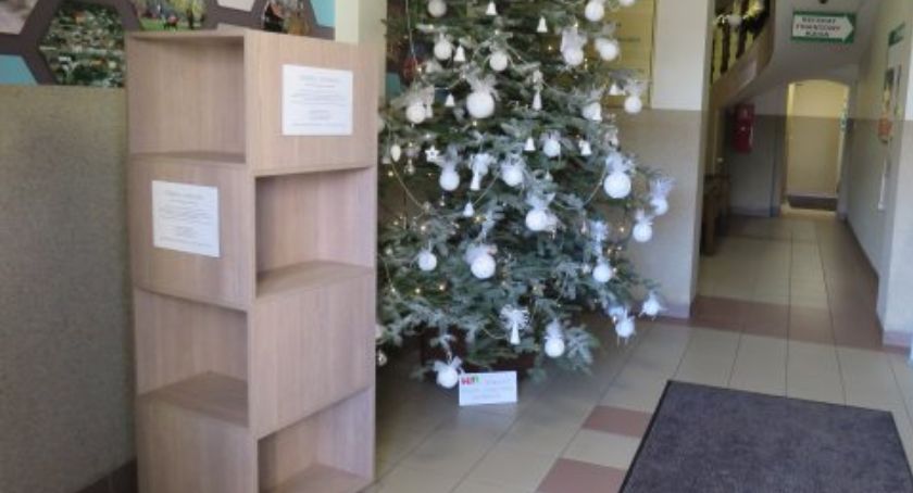 Wehikuł Literacki w holu Urzędu Gminy i Miasta w Jastrowiu
