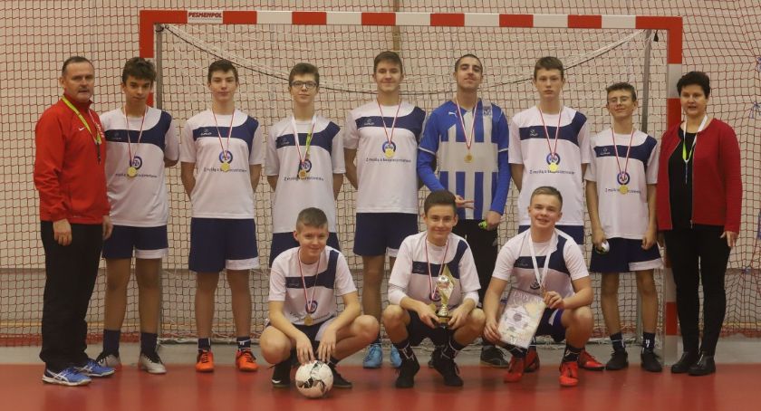 Jedynka mistrzem powiatu w halowej piłce nożnej
