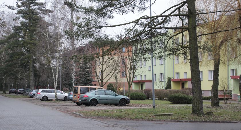 Osiem razy ugodził nożem