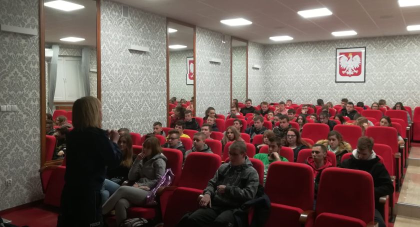 Policjanci rozmawiali z uczniami o dopalaczach