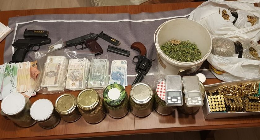 Mieszkaniec gminy Łobżenica zatrzymany z nielegalną bronią, amunicją i narkotykami