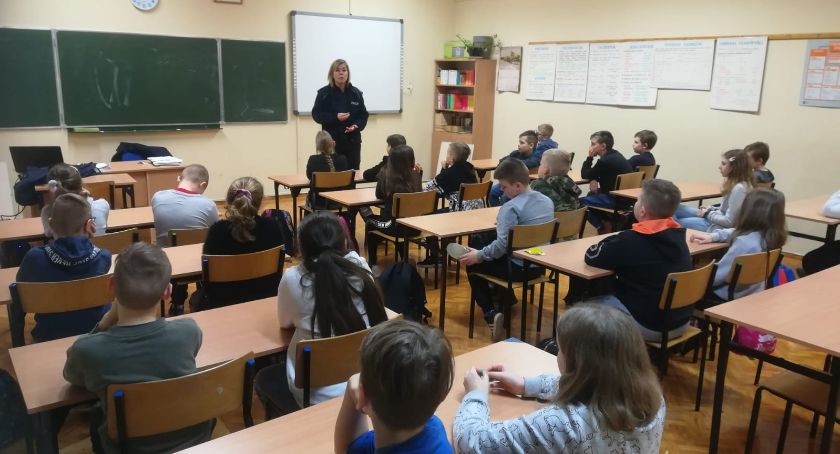 Policyjna pogadanka z uczniami Szkoły Podstawowej w Krajence