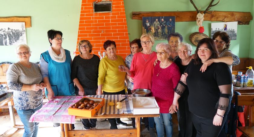 Pieczenie pączków z KGW ze Skórki[WIDEO]
