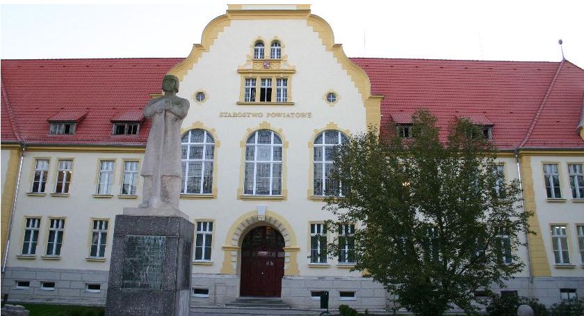Za czym kolejka ta stoi?