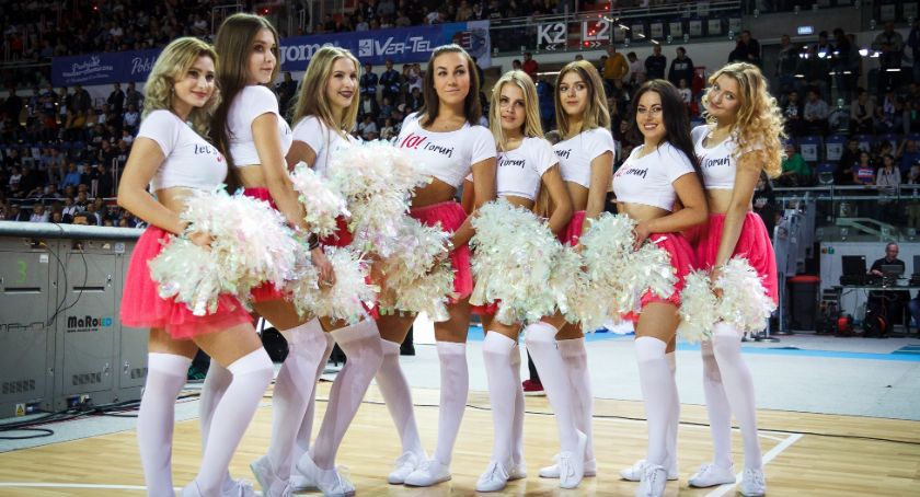 Cheerleaderki na finale Złotowskiej Ligi Futsalu