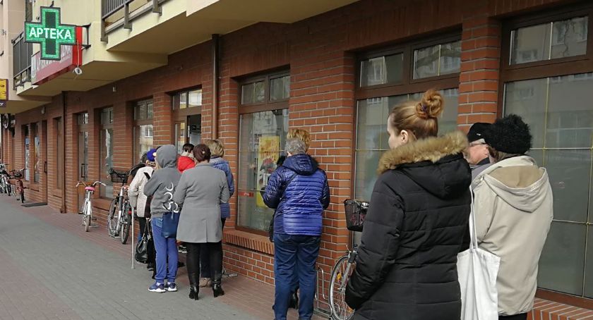 Kolejki do aptek w Złotowie. Ludzie czekają na zewnątrz