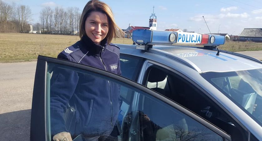 Policjanci sprawdzają przestrzeganie kwarantanny