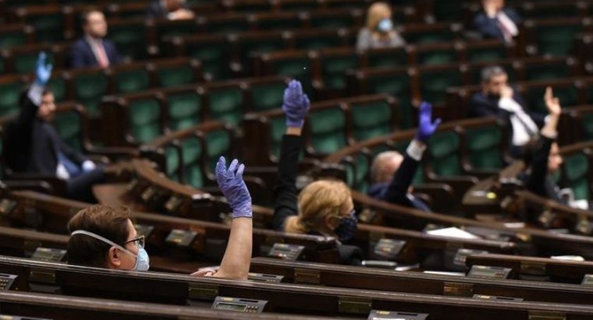 Sejm - nocne zmiany Kodeksu Wyborczego, zwolenia z ZUSu