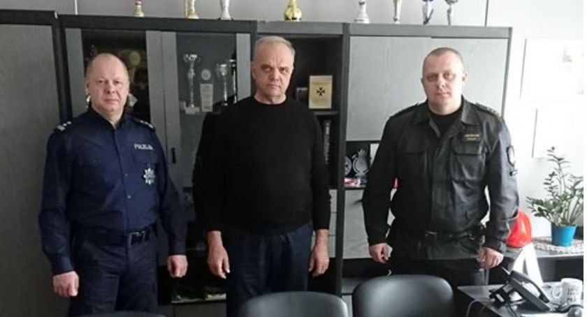 Starosta przekazał maseczki straży i policji