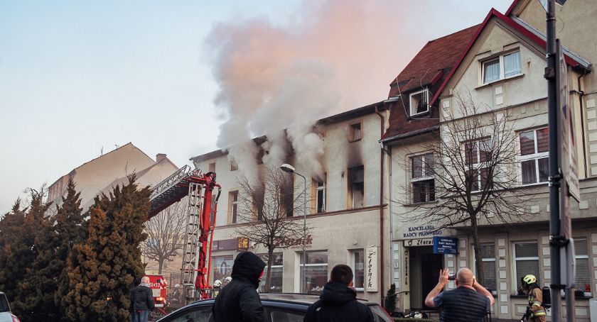 Złotów: Spłonęło mieszkanie w kamienicy