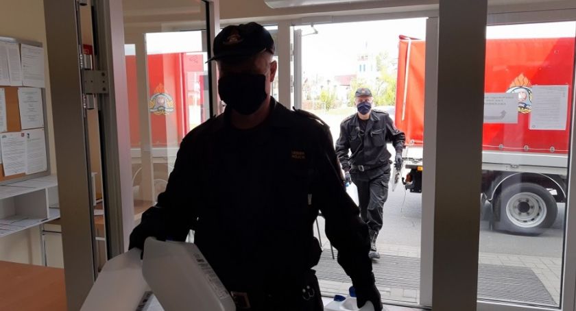Strażacy pomogli w dystrybucji środków do dezynfekcji