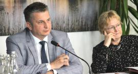 Burmistrz stawia radnych pod ścianą