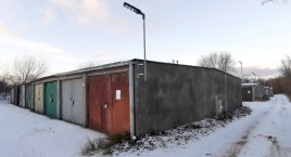 Garaże wreszcie oświetlone, ale ludzie  wciąż czekają na lepszą drogę