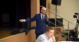 Burmistrz murem za prezesem Białasem