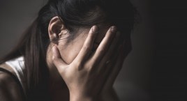 Grożąc nożem małoletniej, zmusił ją do czynności seksualnych