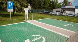 Zielona ładowarka czeka na kierowców