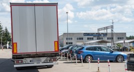 Ciężarówki Dino blokują wjazd. Precon czeka na najgorsze