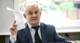Hejt na radnych z adresu dyrektora ZCAS-u: małpy, pijaczyna, prostaczka, klaun