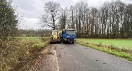 Toporek wojenny zakopany na drodze
