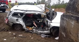 Auto uderzyło w bunkier. Kierowca i pasażerka w ciężkim stanie