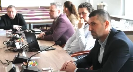 Worki na ziemi i pod drzwi, bo tak chcieli radni. A co na to zwykli mieszkańcy?