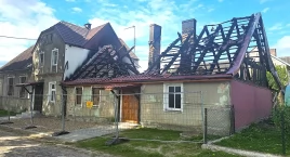 Zostały tylko zgliszcza. Córka zbiera na odbudowę domu rodziców 