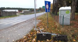 Znak zakazu? W rowie. Ludzie się zbuntowali i jeżdżą drogą Sypniewo–Nadarzyce