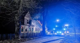 Strażacy w ostatniej chwili uratowali kobietę z pożaru